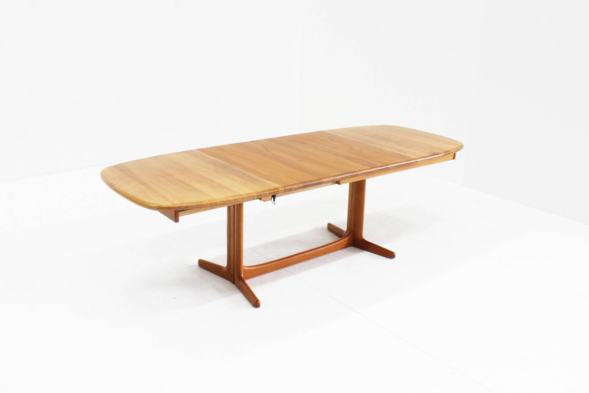 Table à manger ovale extensible vintage danoise en teck massif des années 1960