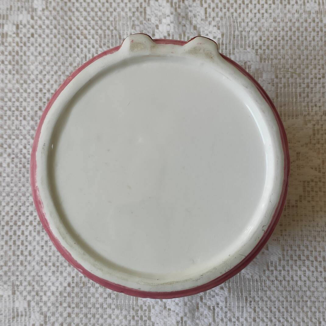 Pot slip woman with bouquet