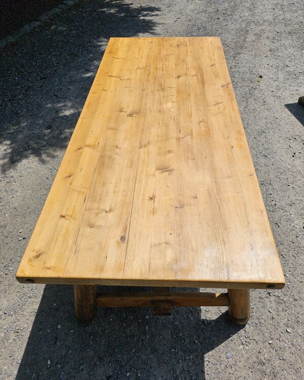 Table brutaliste et banc