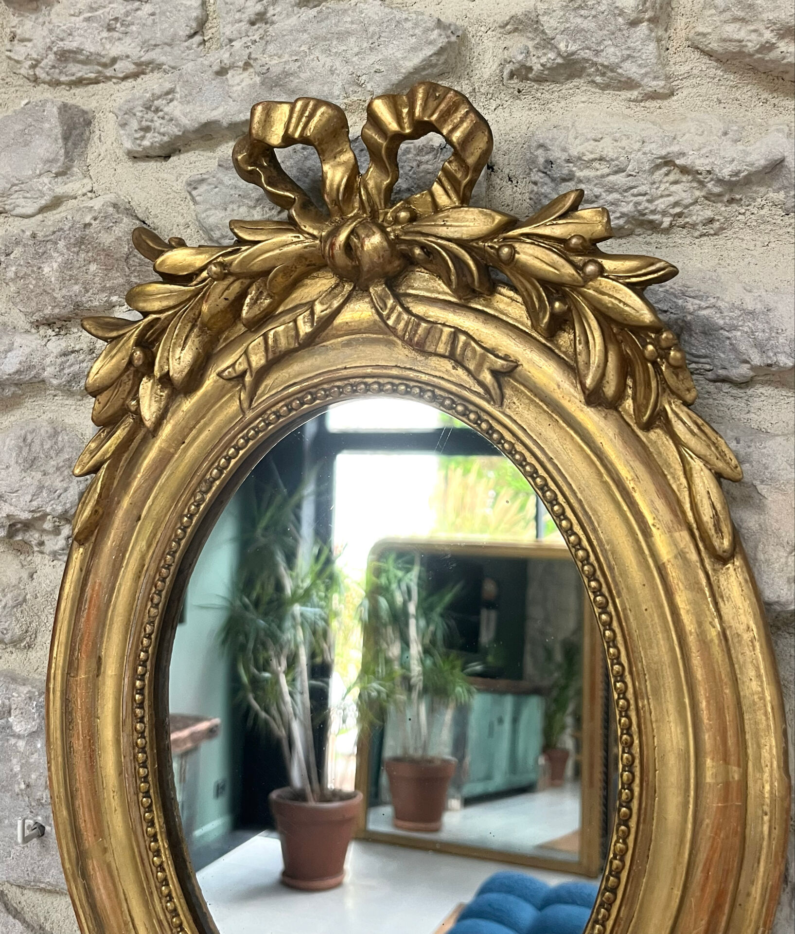 Miroir ovale à frontons Louis XVI et perlé 49,5/31cm feuille d’or 