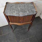 Table de chevet à rideau style Louis XV en merisier
