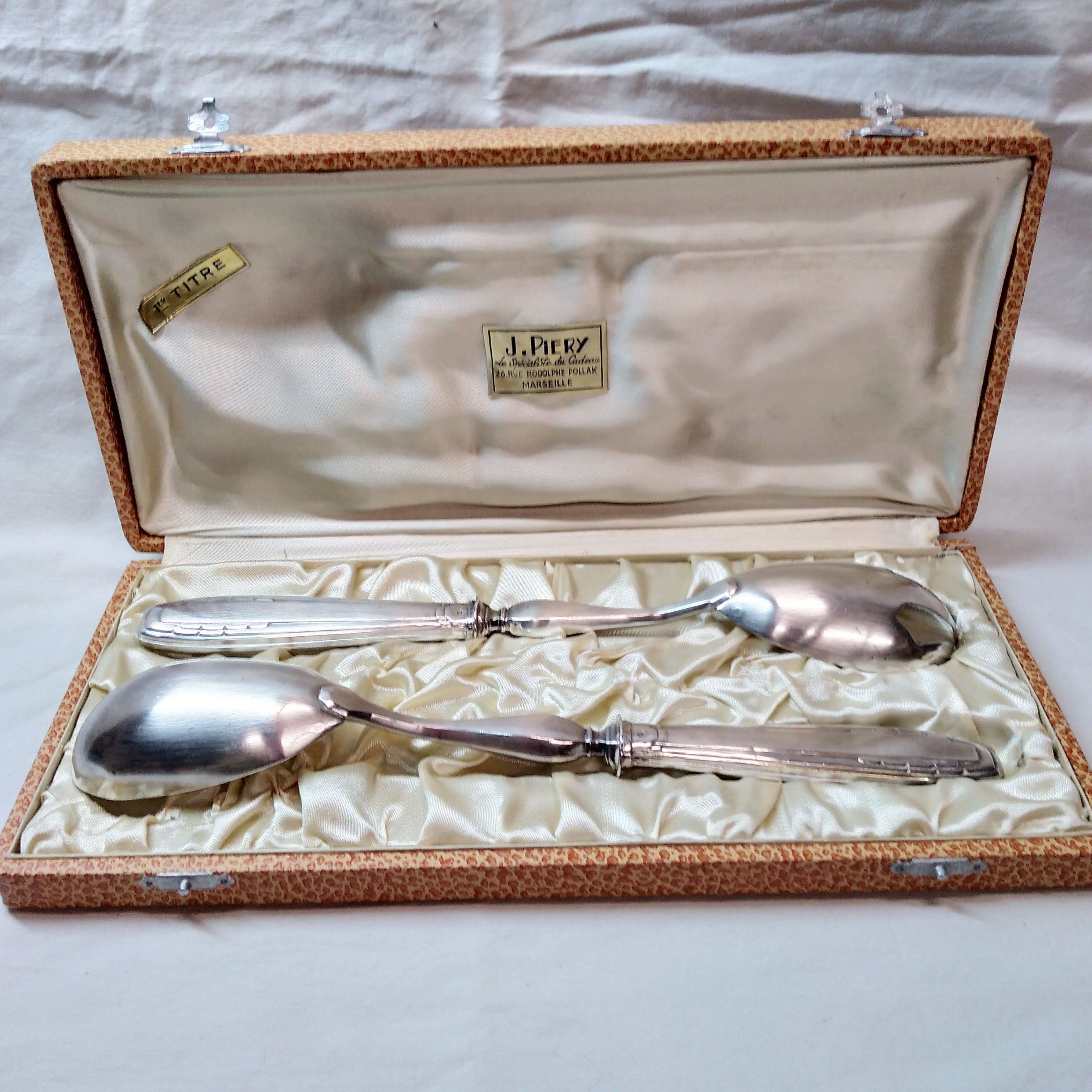 Silver metal salad cutlery