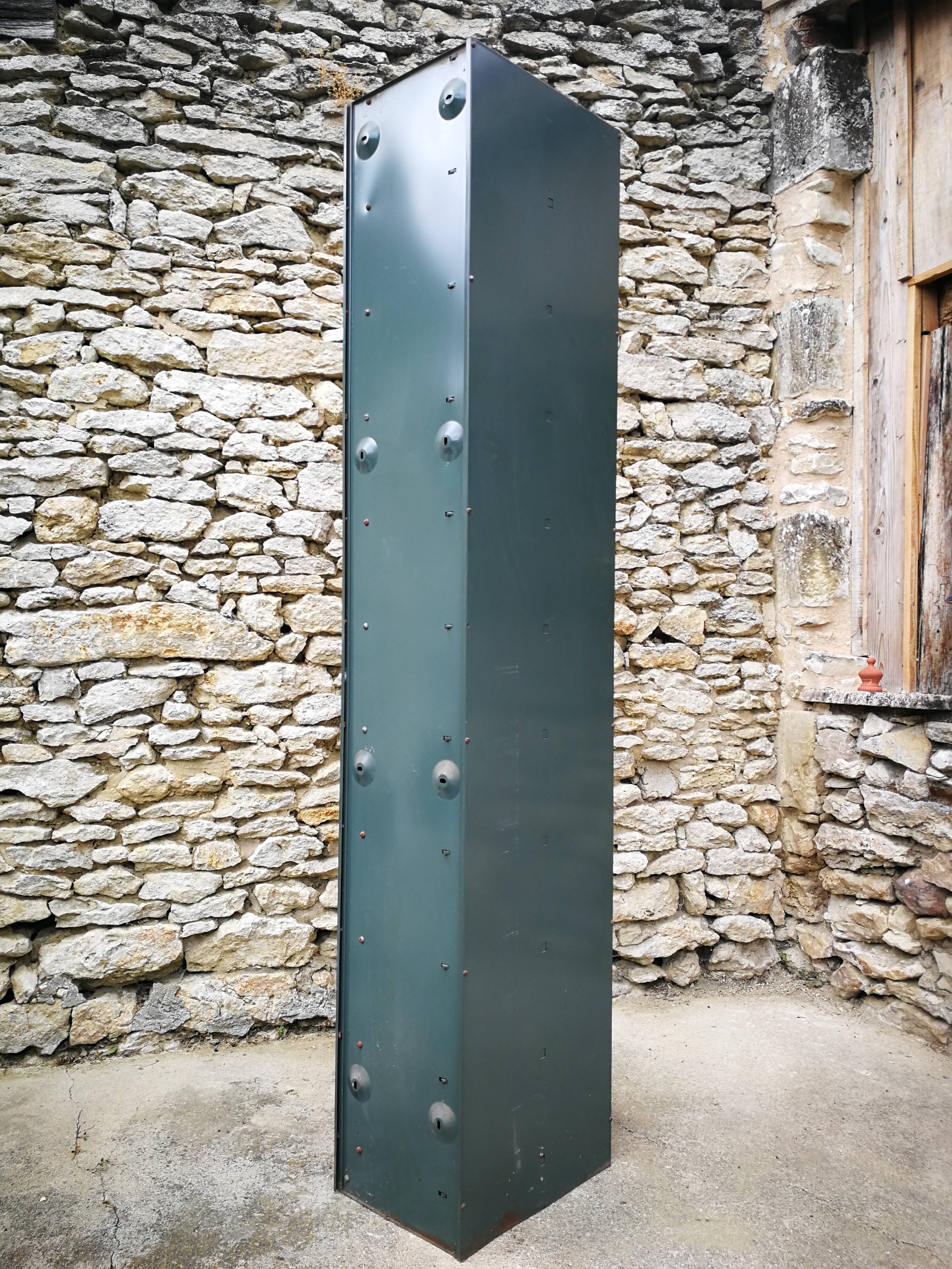 Furniture column with roneo valves