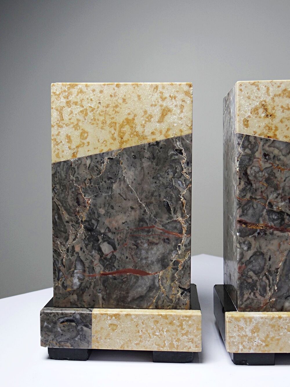 Pair of bookends, Art Deco fireplace decoration in antique marble from the 1920s-1930s.