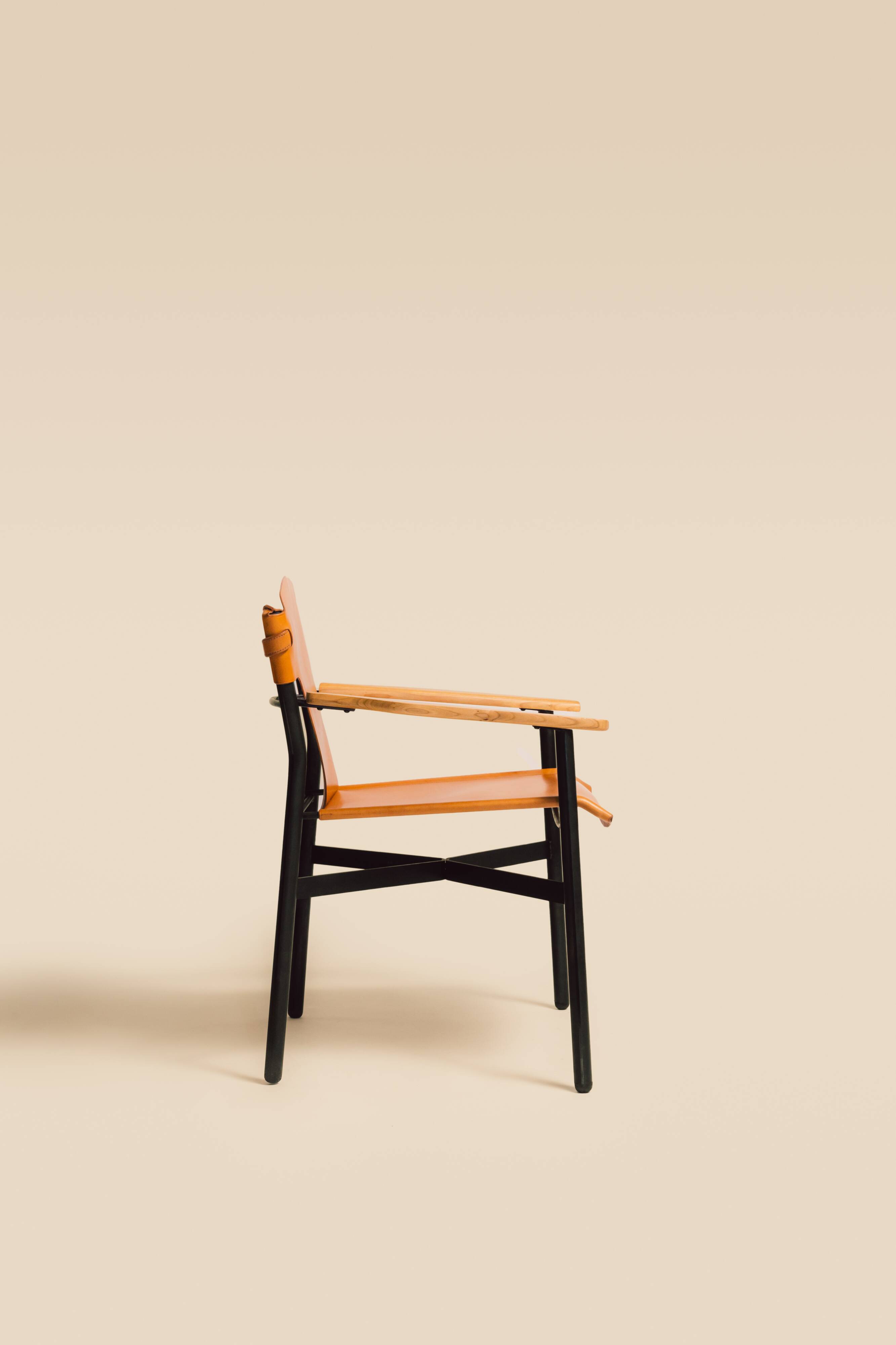 Maërl armchair, Galathée model, natural leather, solid wood armrests of your choice