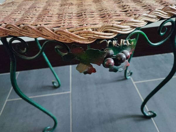 Petite table d'apoint en osier et métal au décor de vigne et raisin