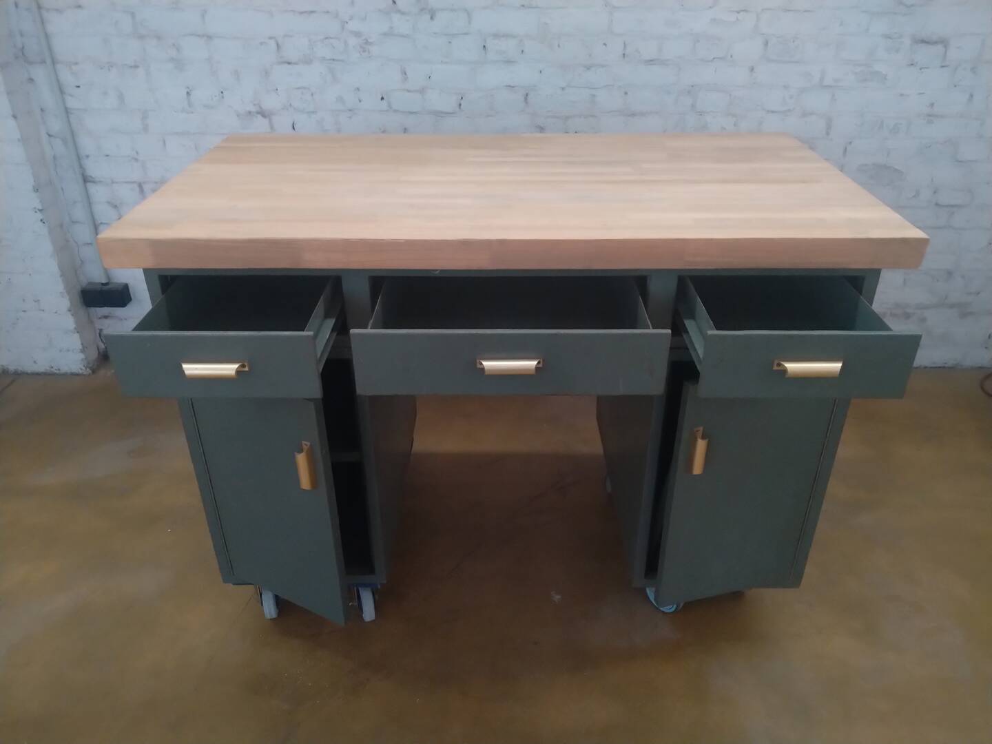 Bureau en métal avec plateau en hévéa