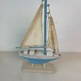 Bateau bleu et blanc