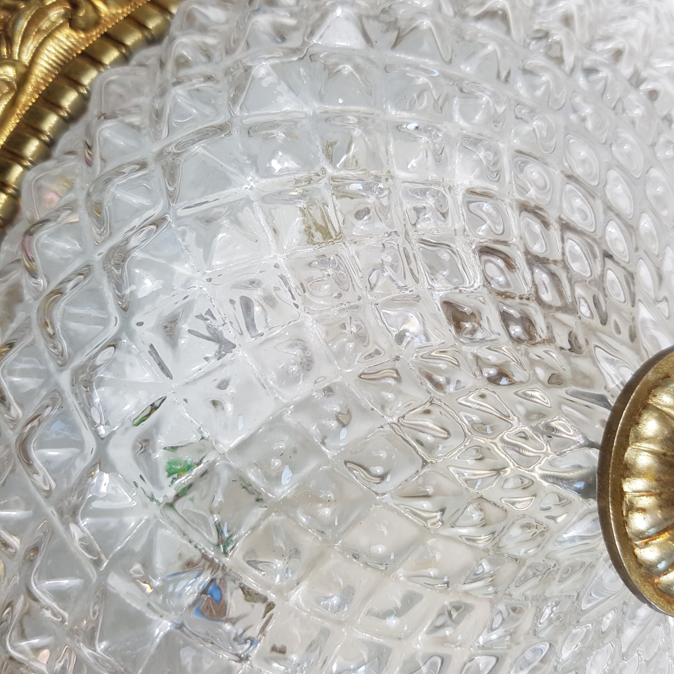 Plafonnier monture doré et globe en verre