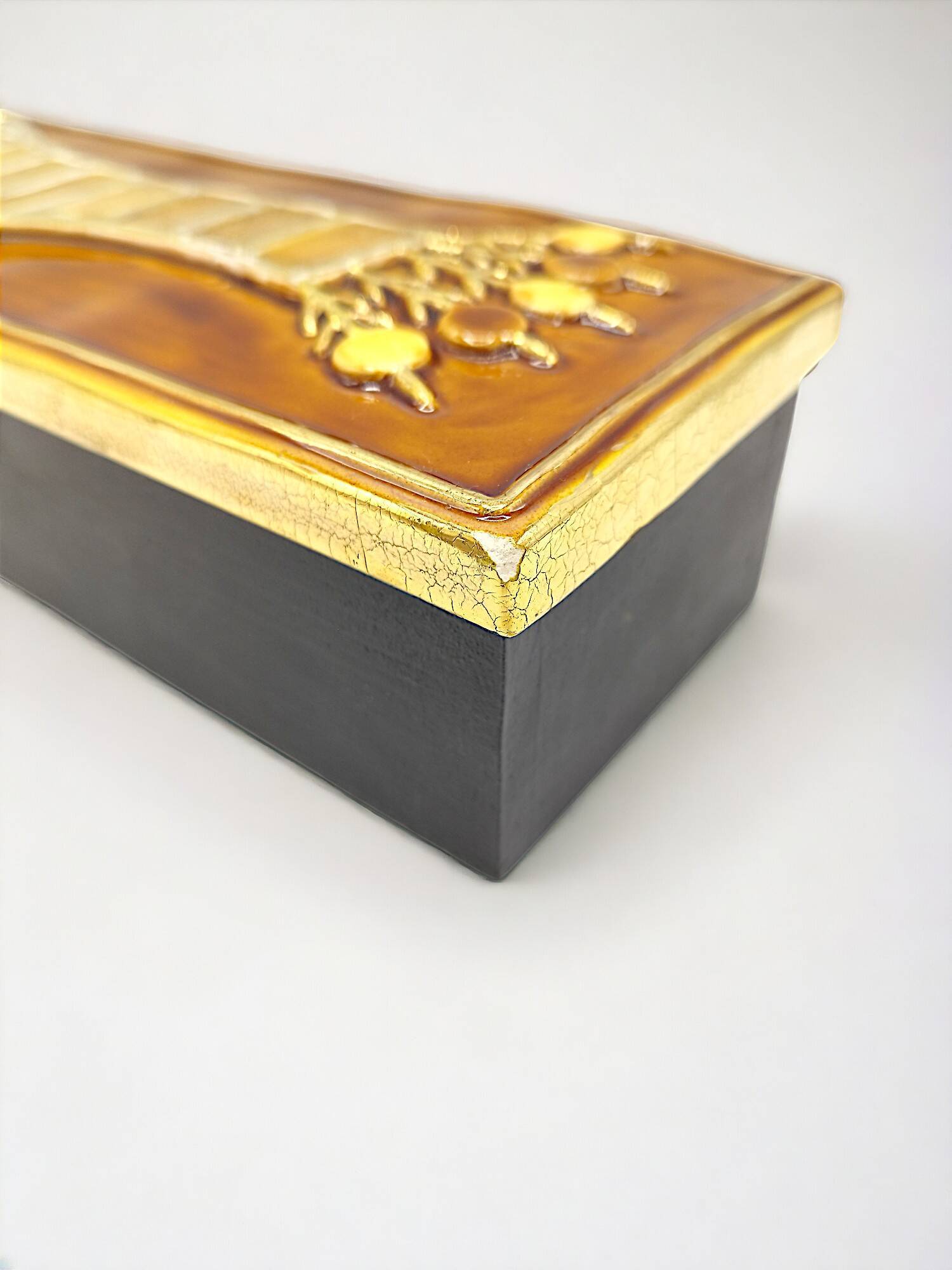 Grand coffret "Paon" en terre estampée, or craquelé et verre