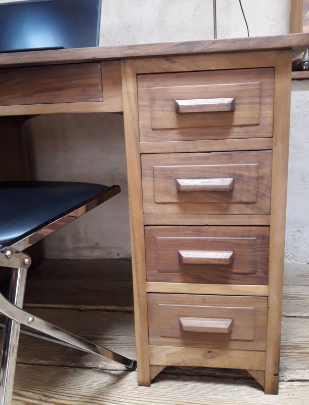 Minister's desk in walnut with drawers