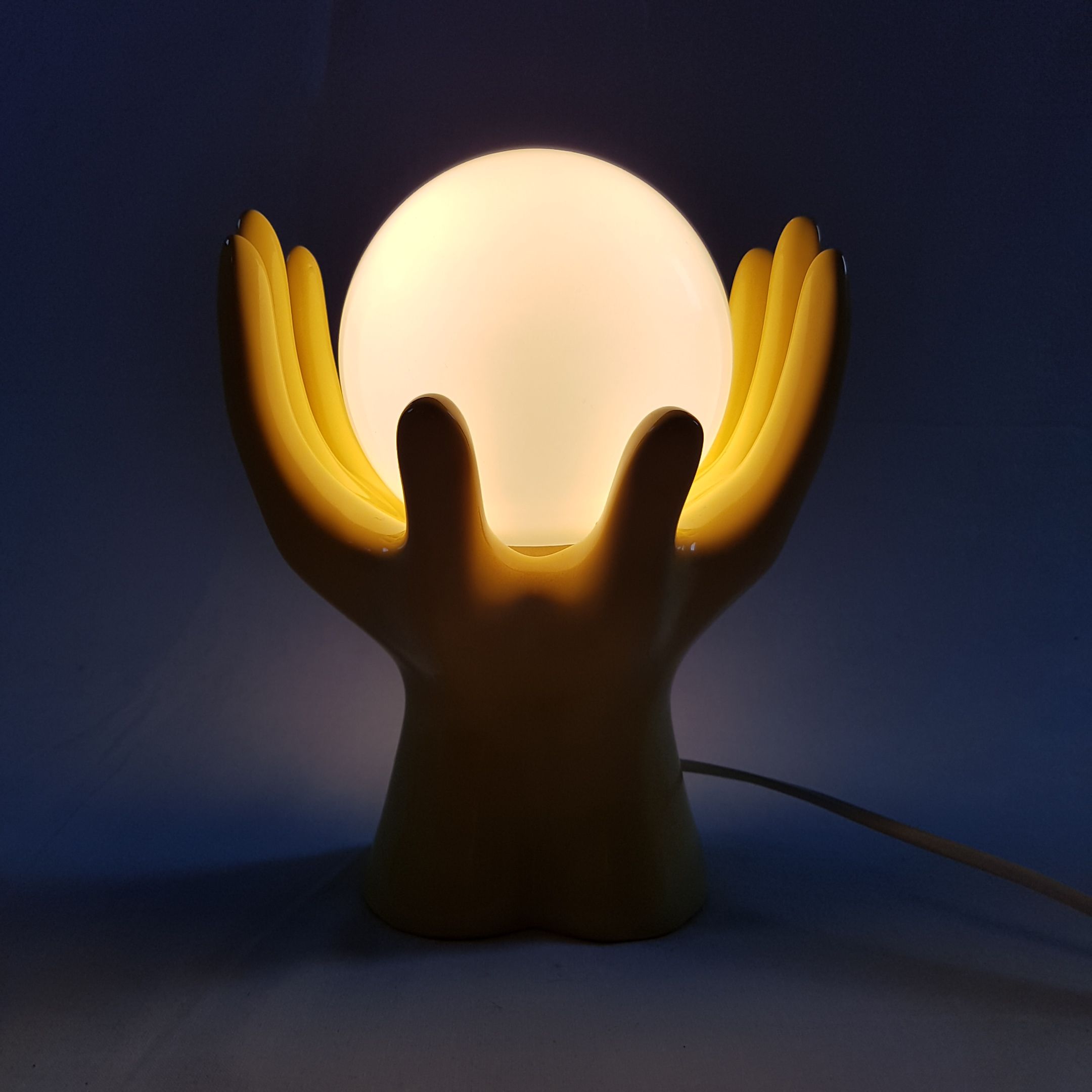 Lamp 2 hands holding a globe ceramic 70