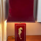 Paire de lampes de table en bois laqué bordeaux et hippocampe en laiton
