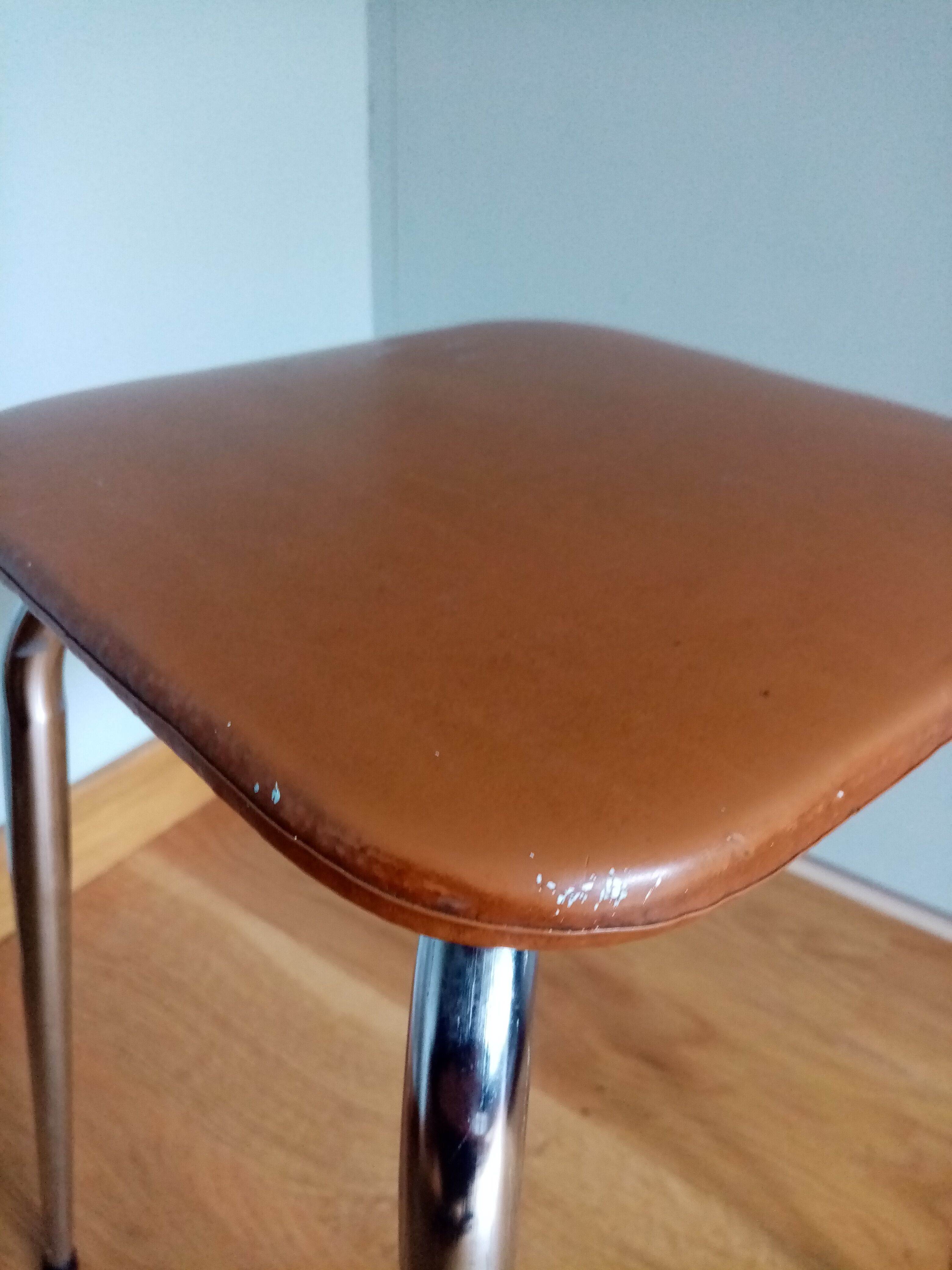 Caramel skaï stool and tapered feet in chrome metal