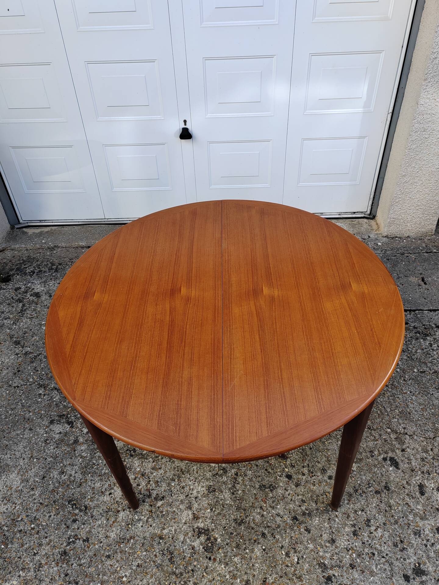 Extendable Scandinavian table