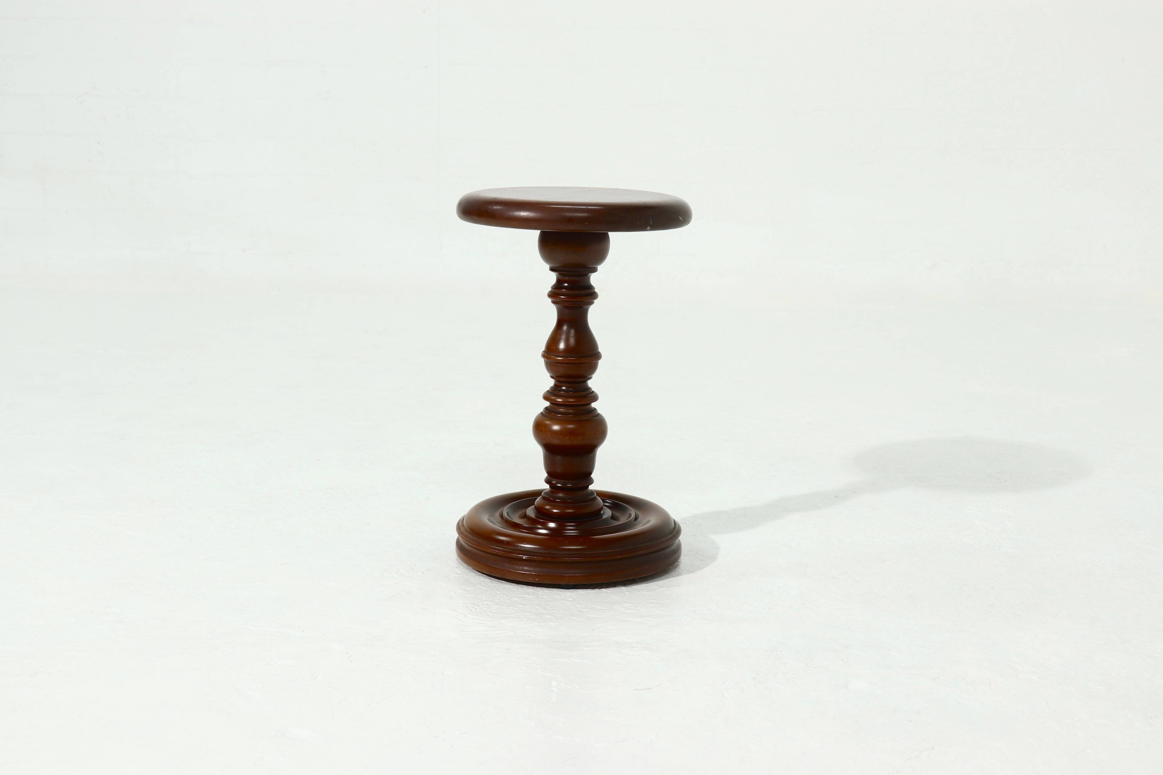 Table d'appoint décorative en bois massif des années 1960