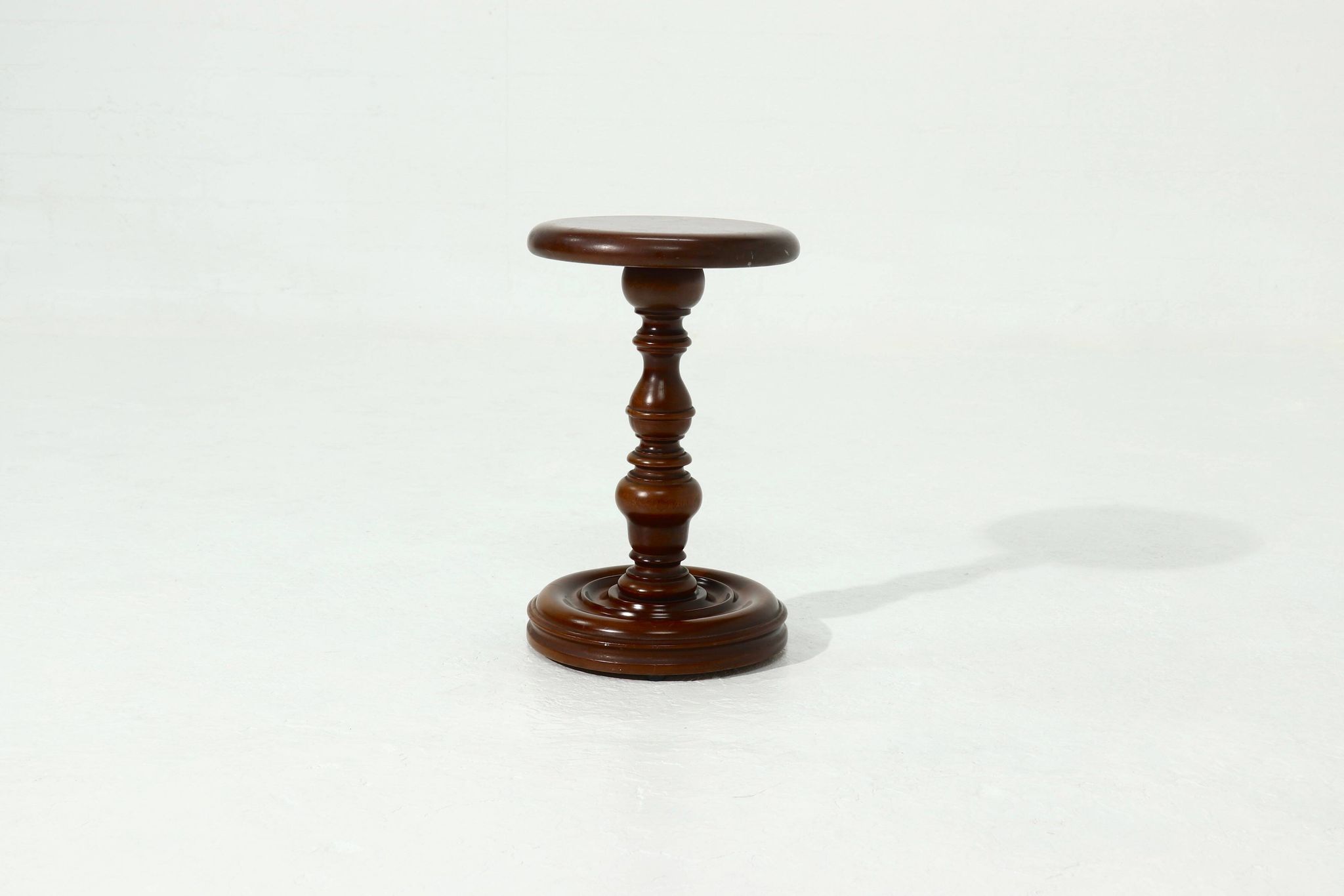 Table d'appoint décorative en bois massif des années 1960