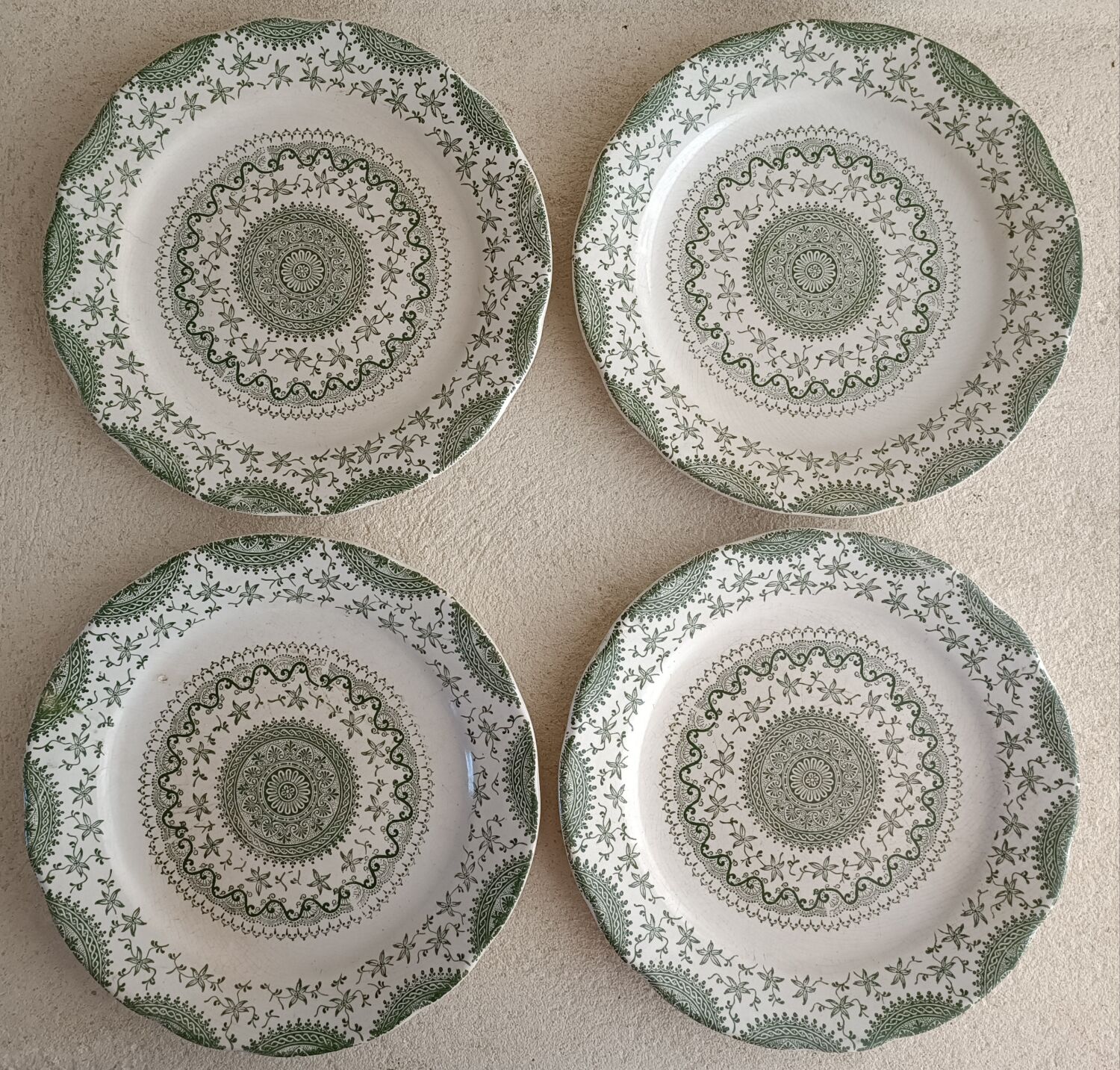 4 plates in English earthenware