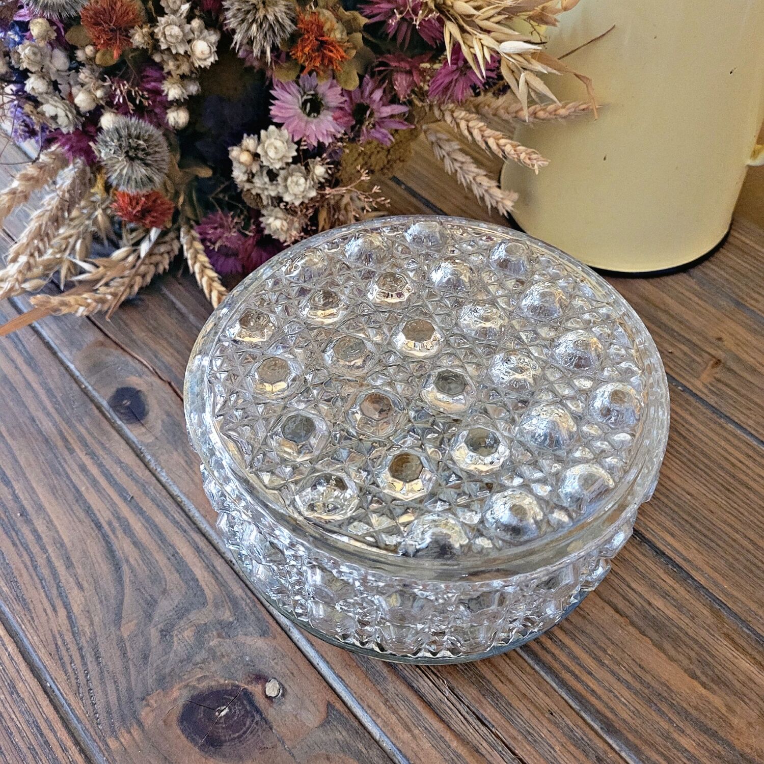 Wall lamp in molded glass