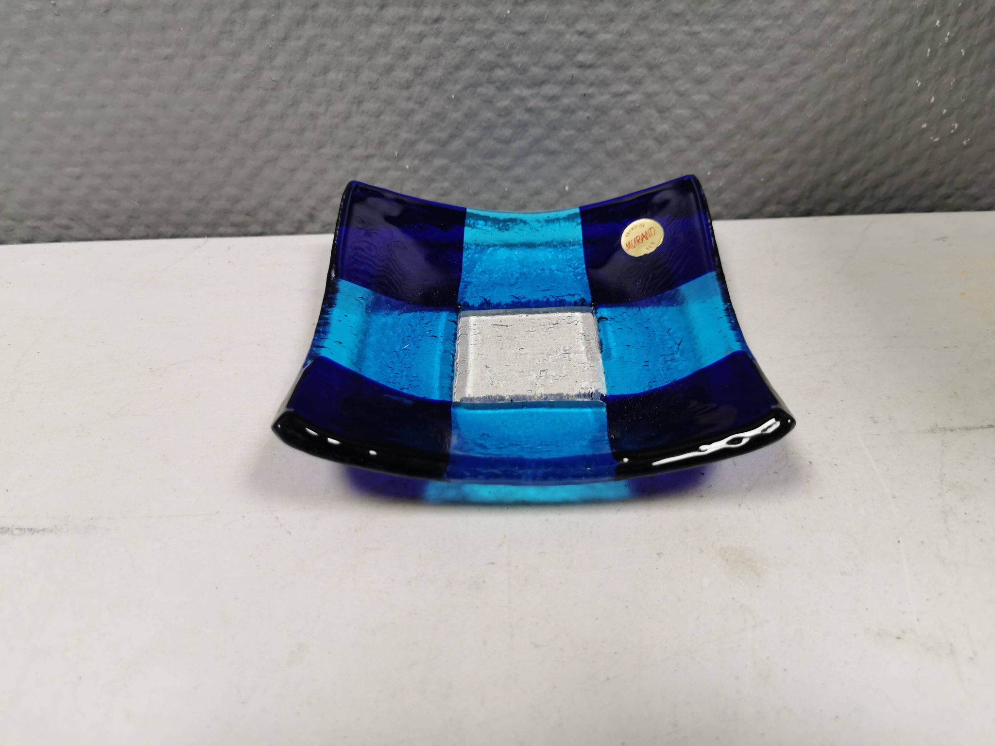 Petit bol/plat en verre de Murano de différentes nuances de bleu.