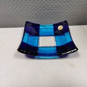 Petit bol/plat en verre de Murano de différentes nuances de bleu.