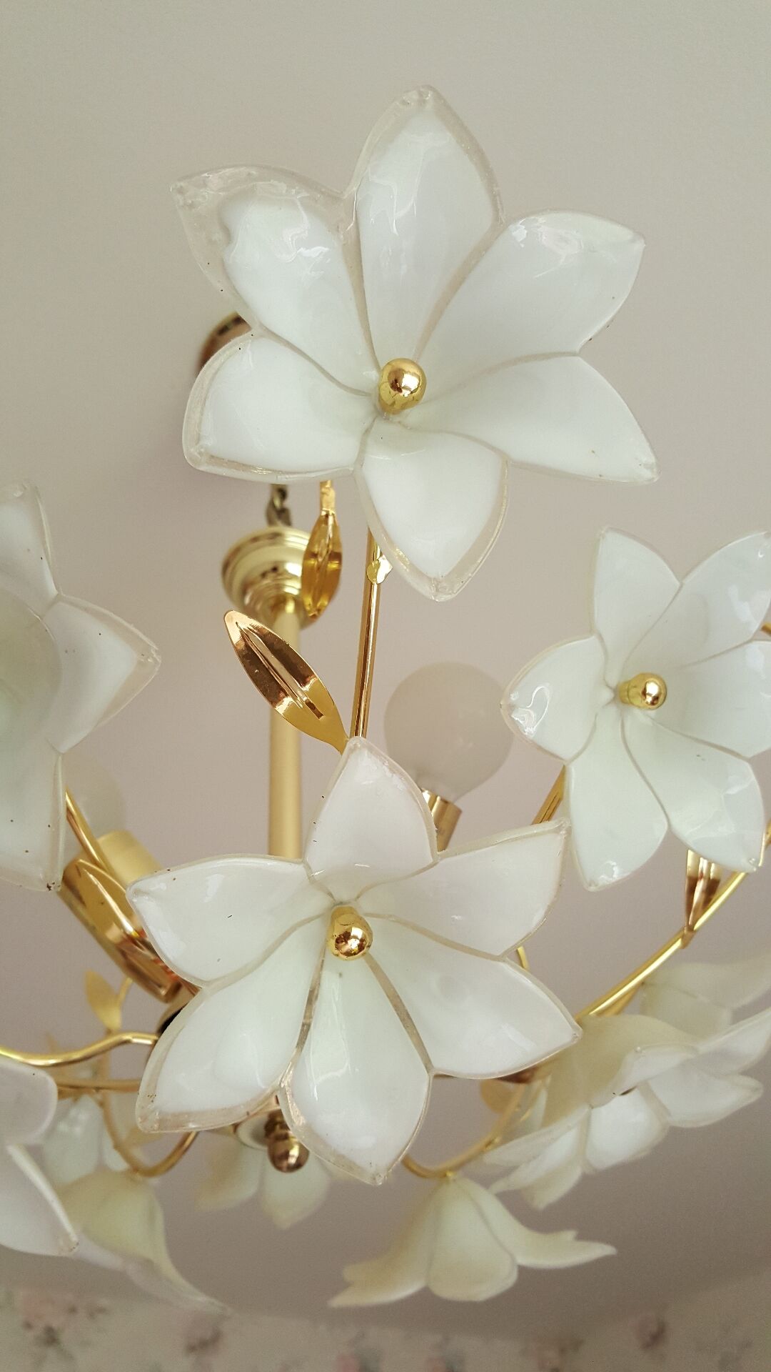 Murano chandelier with white flowers