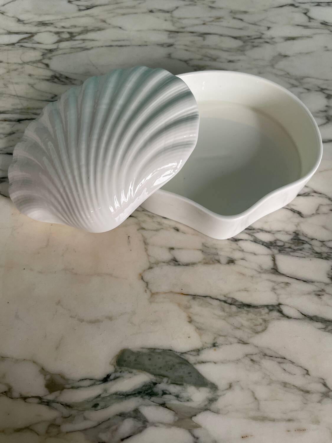 Heinrich white porcelain shell box