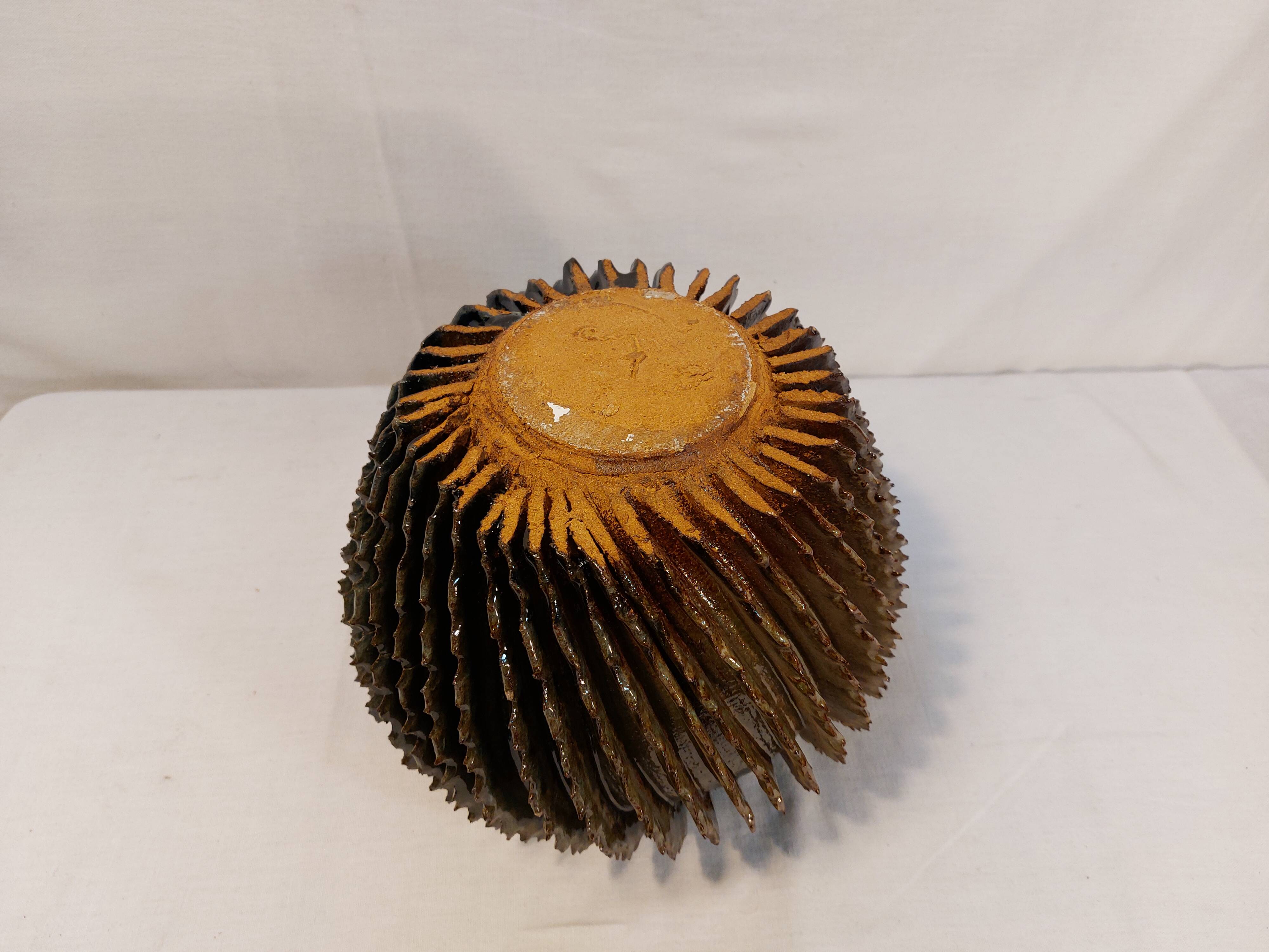vase boule à ailettes torsadées