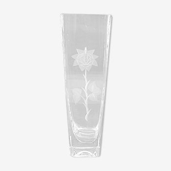 Vase transparent de section carrée en cristal incolore gravé d'une rose épanouie