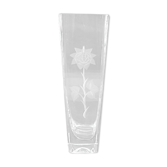 Vase transparent de section carrée en cristal incolore gravé d'une rose épanouie