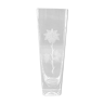 Vase transparent de section carrée en cristal incolore gravé d'une rose épanouie
