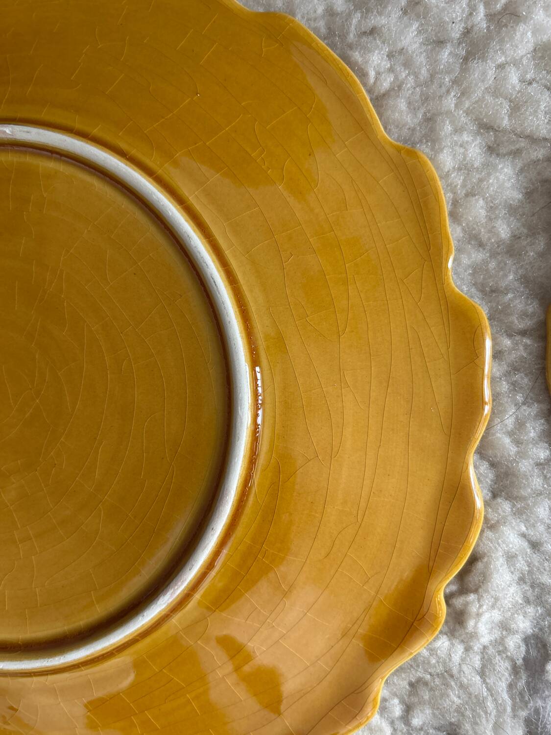 4 flat ceramic plates Barbotine