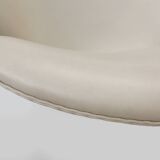Set of two leather Swan chairs by Arne Jacobsen for Fritz Hansen