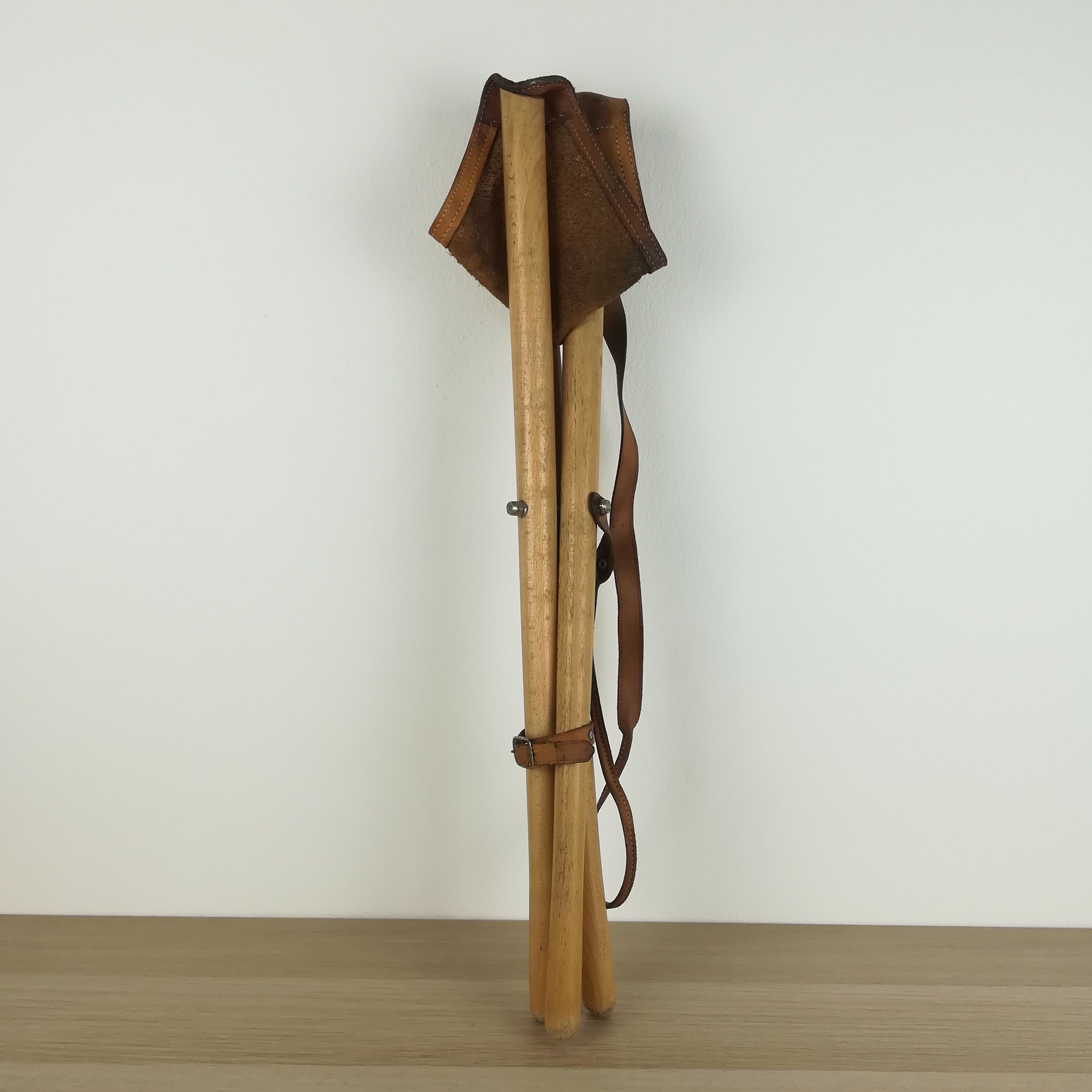 Foldable tripod stool in leather and wood