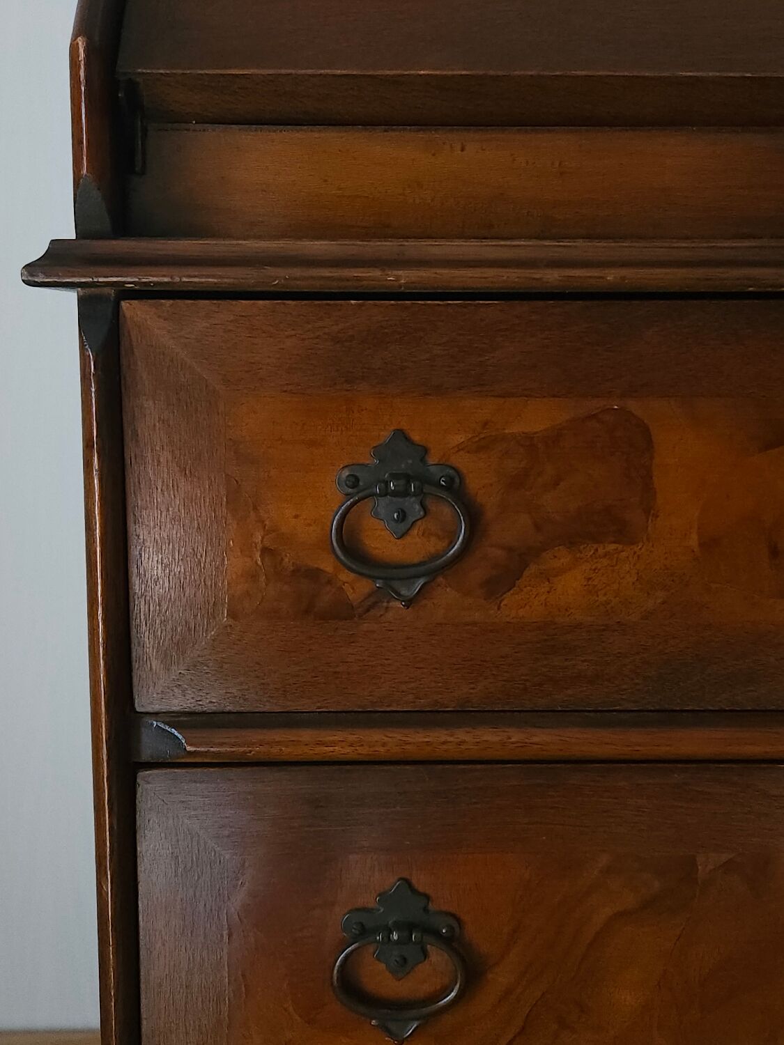 Sloped walnut secretary from the 20th century.
