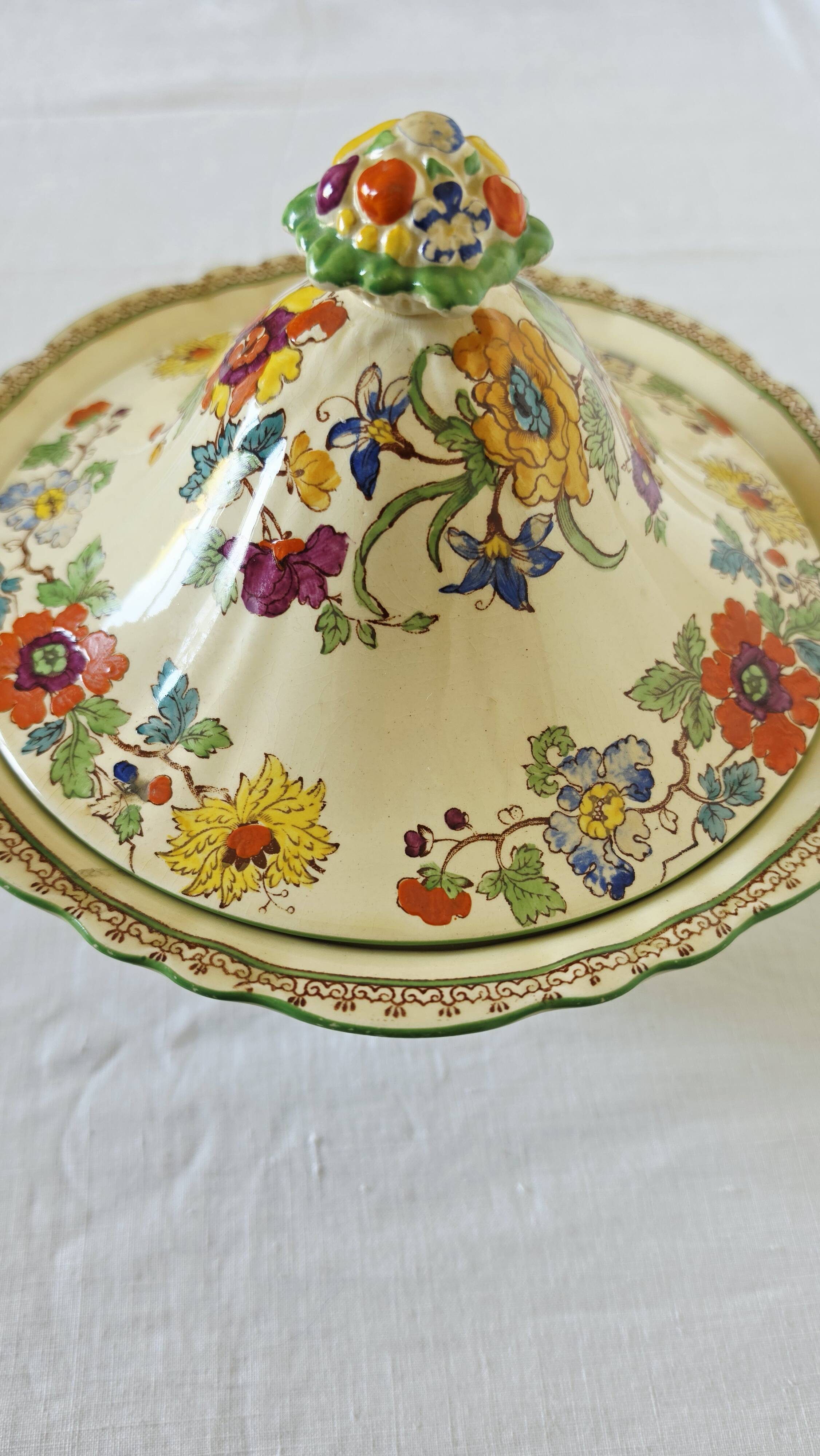 Antique soup tureen on feet from the prestigious English manufacturer Mason's,