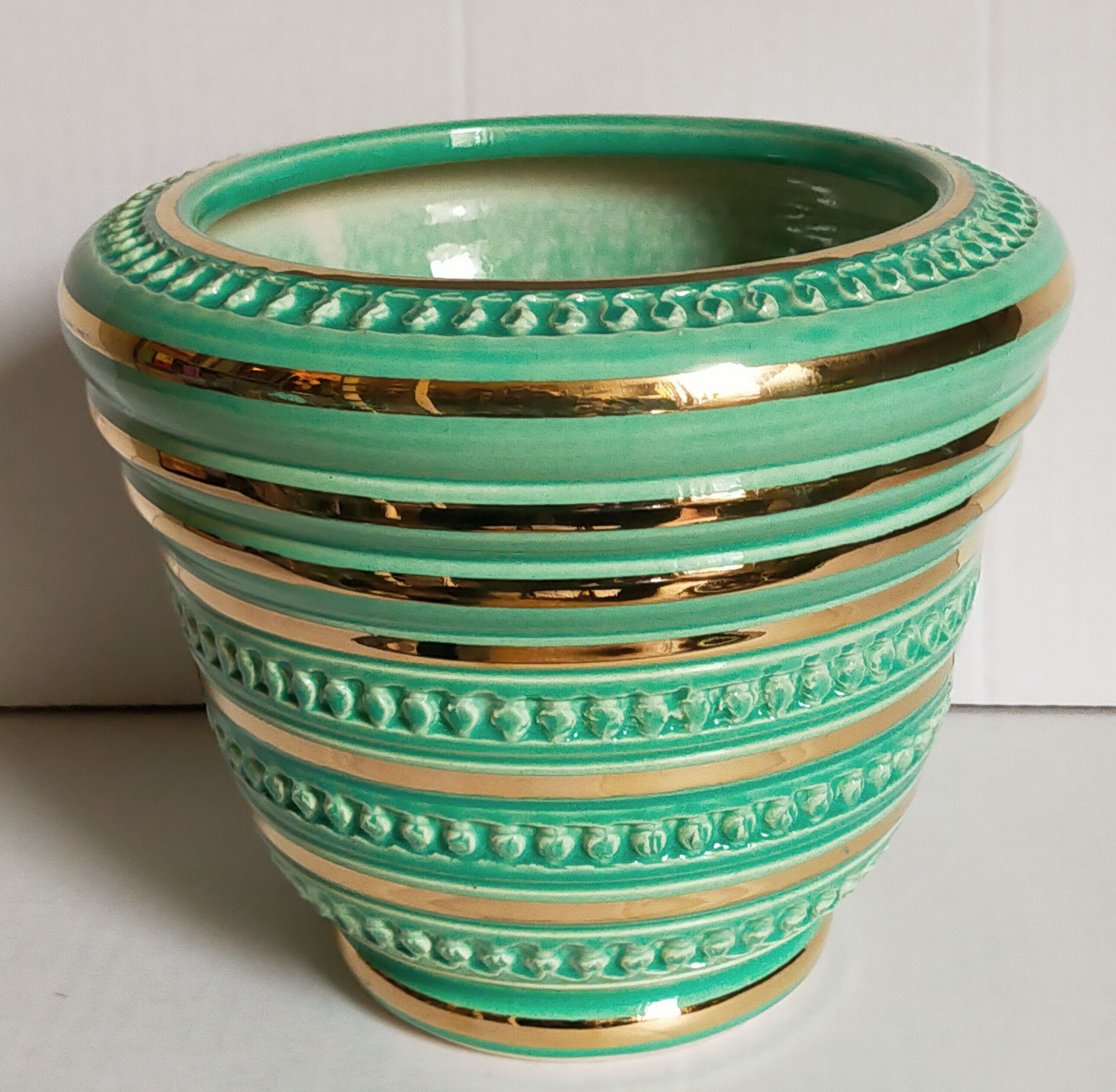 Ceramic pot cover in Art-Deco slurry