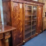 Important flamed mahogany library in Empire style from around 1900.