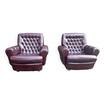 Paire de fauteuils capitonnés en skaï aubergine