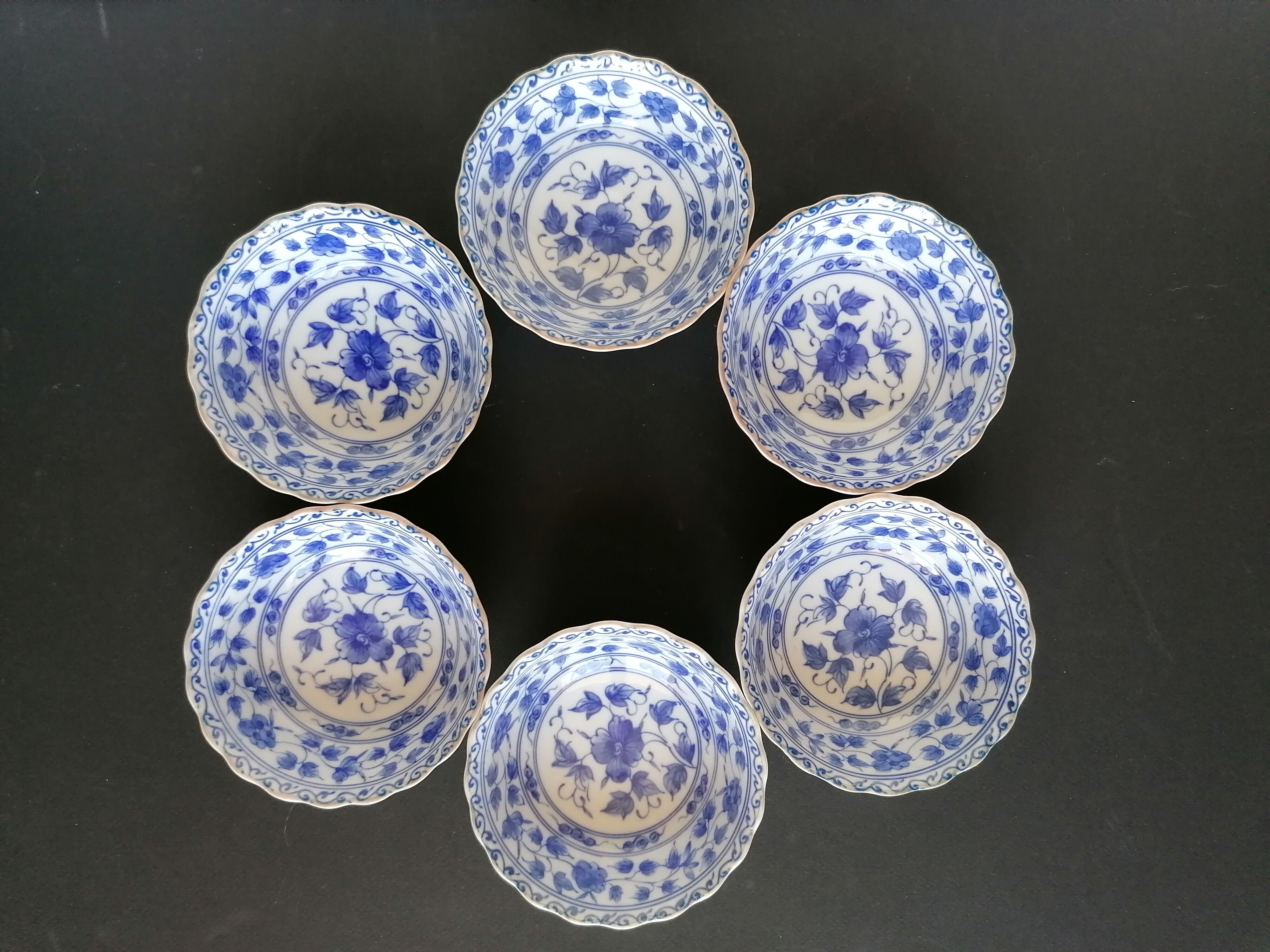 6 blue and white ceramic cups