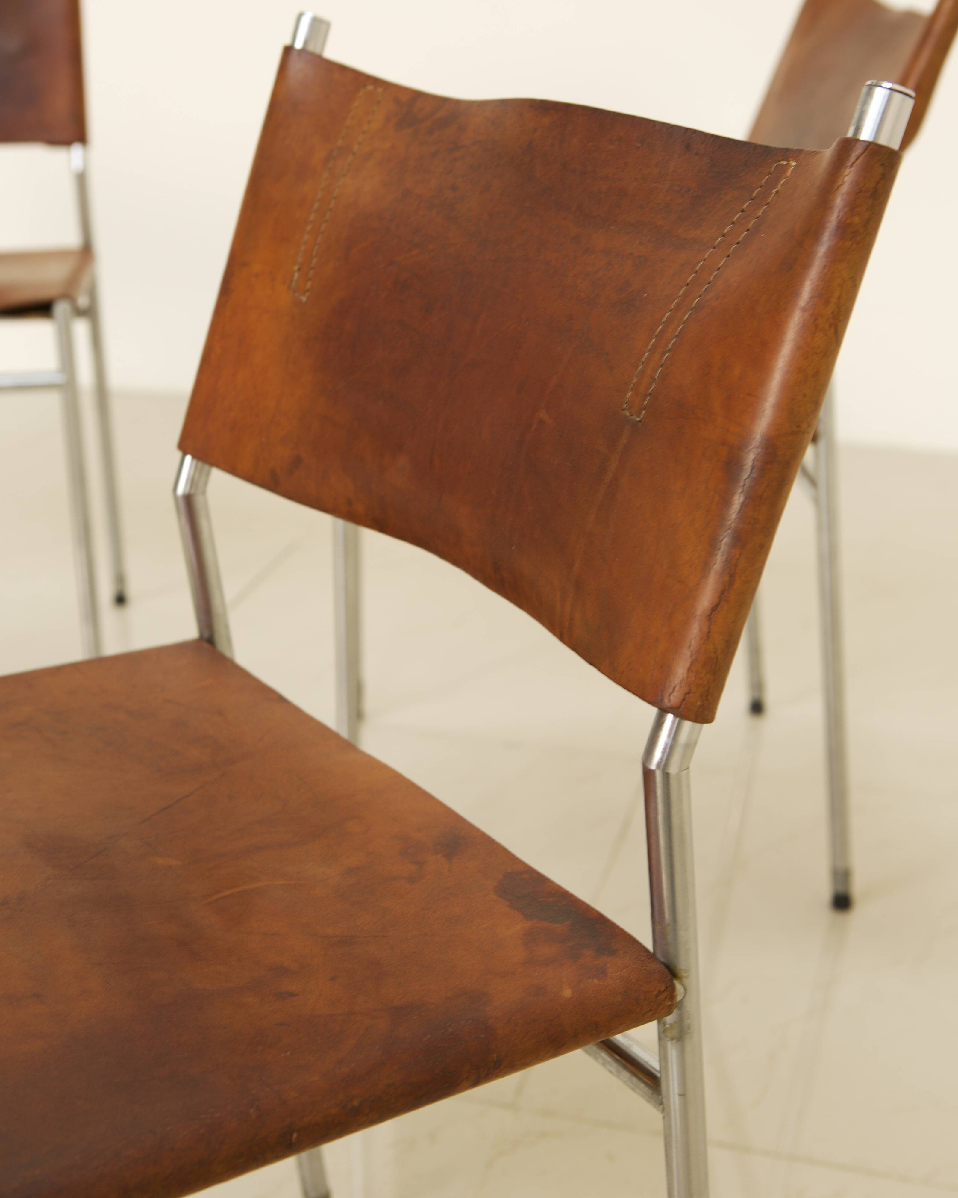 Set of 6 "SE06" chairs in patinated brown leather by Martin Visser for Spec