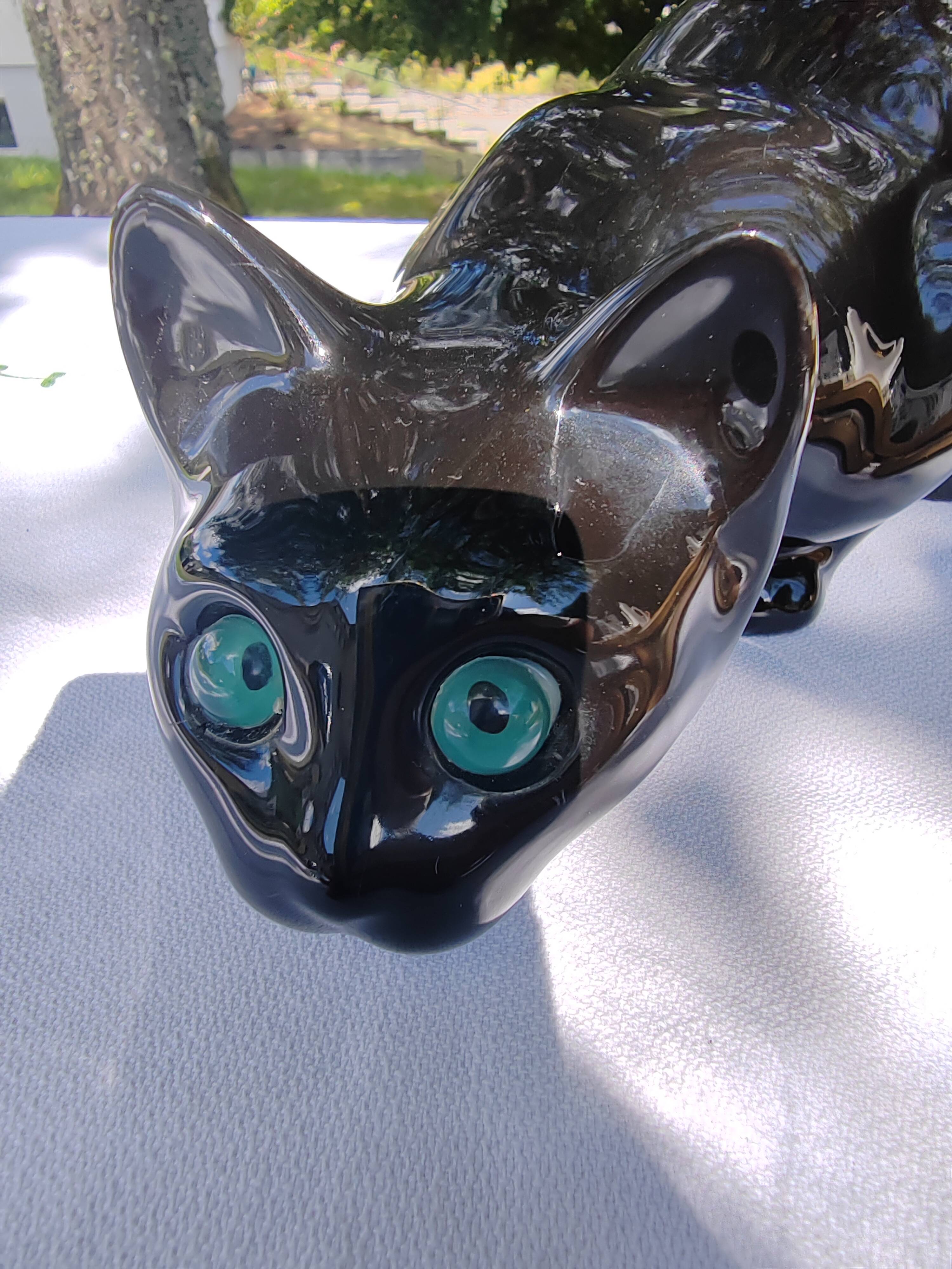 Black ceramic cat