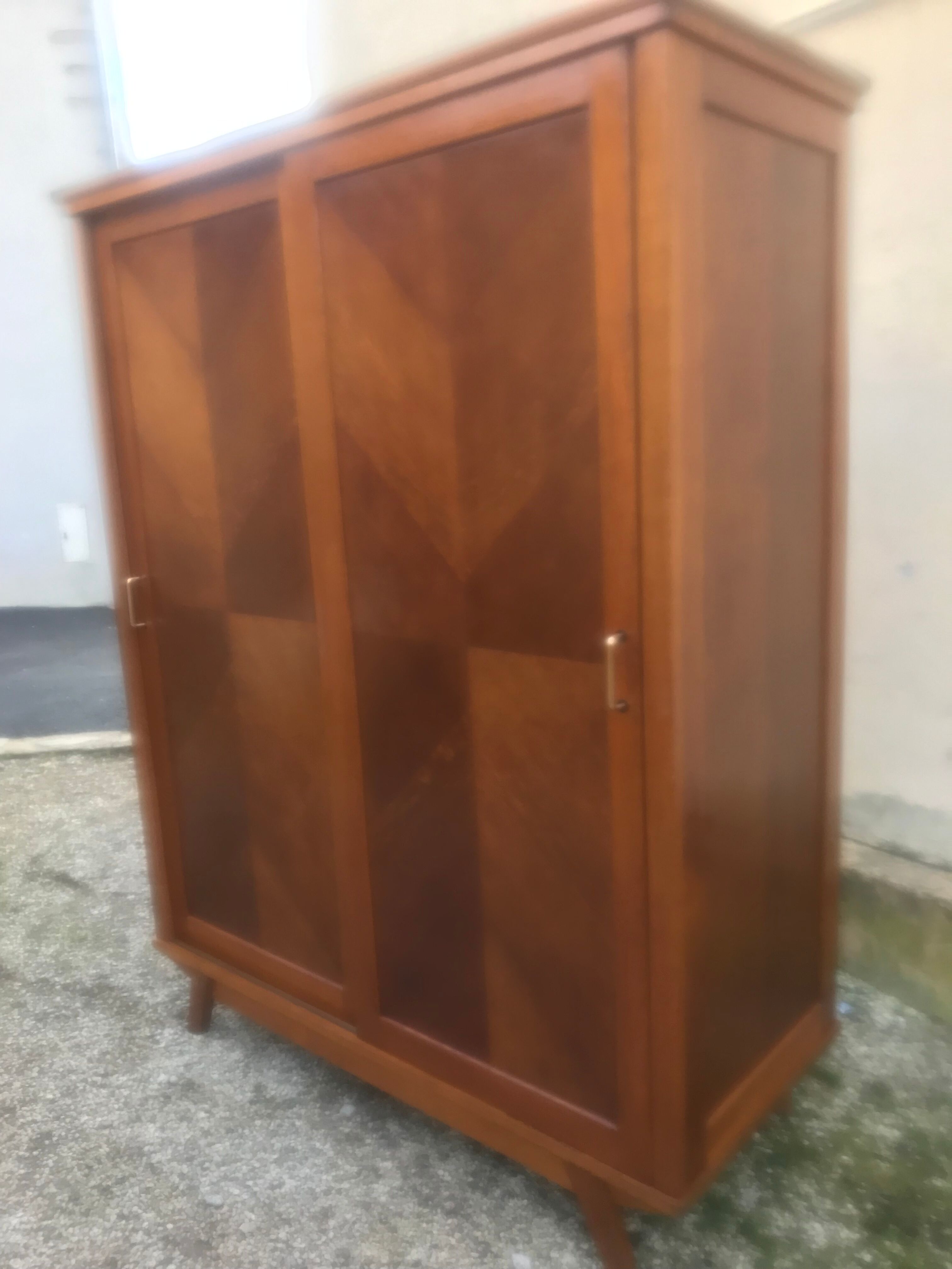 Wardrobe wardrobe compass feet