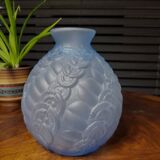 Vases art déco en persglas bleu givré avec décor floral