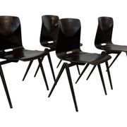 Ensemble de quatre chaises d’école empilables