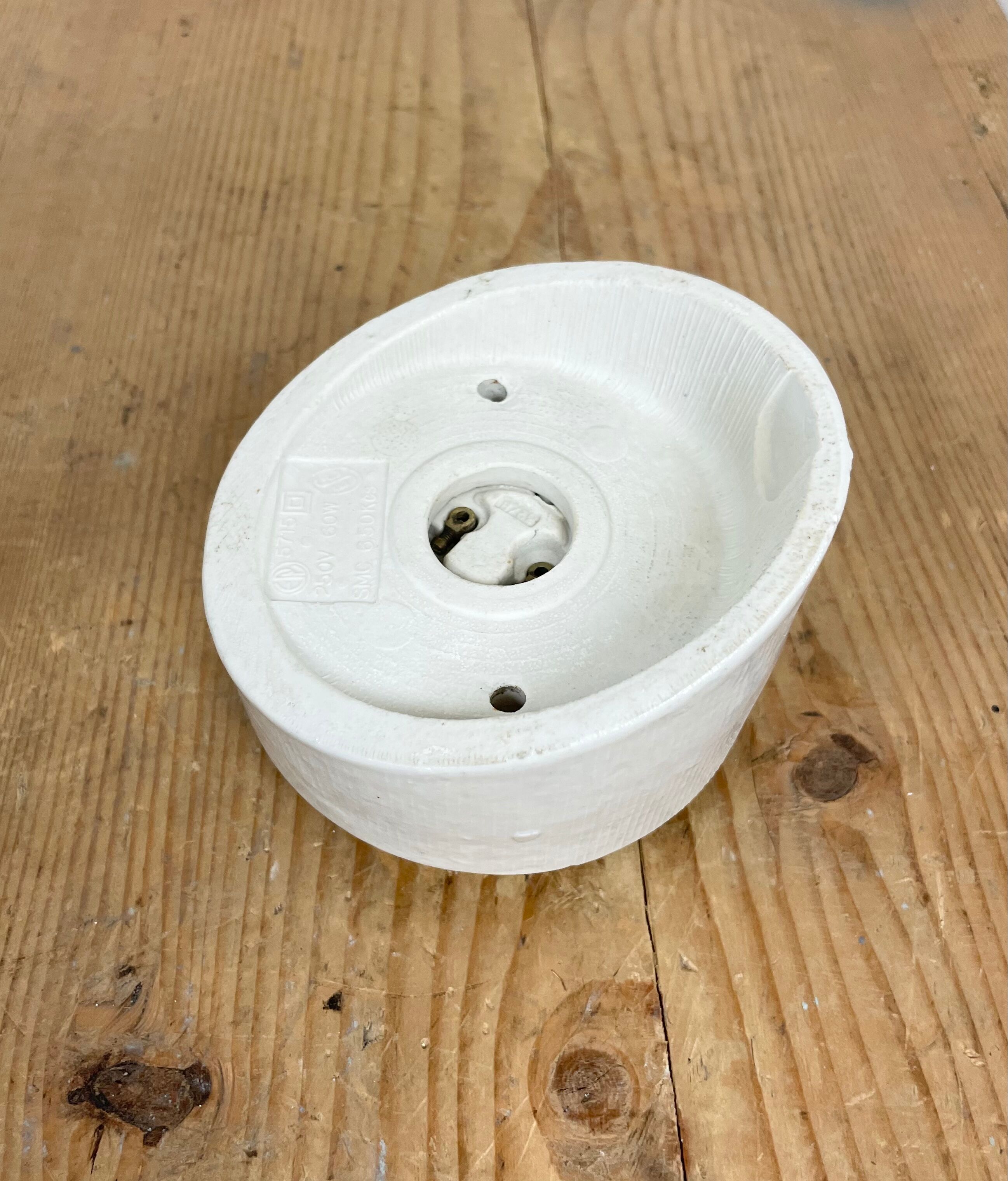 Applique murale industrielle en porcelaine blanche avec verre de lait, années 1970
