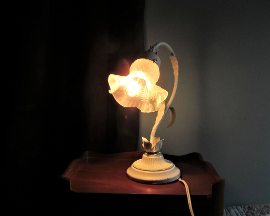 Ensemble de deux lampes de table et une applique murale en toleware avec bases métalliques