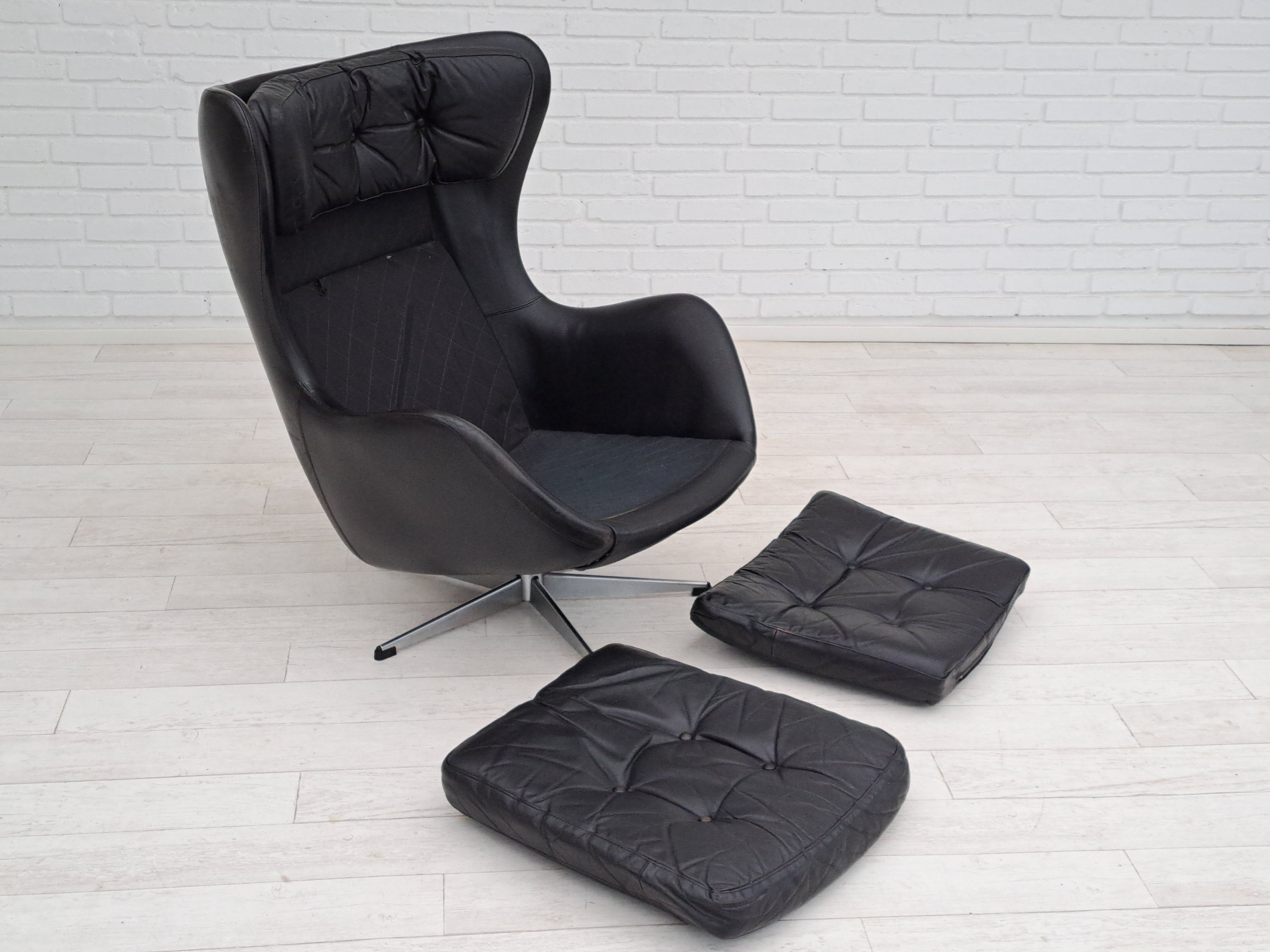 1970s, vintage danish swivel leather armchair, egg form, original condition