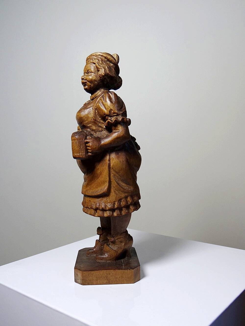 Sujet "La serveuse de bière" en bois sculpté Ludwig Roger Allemagne années