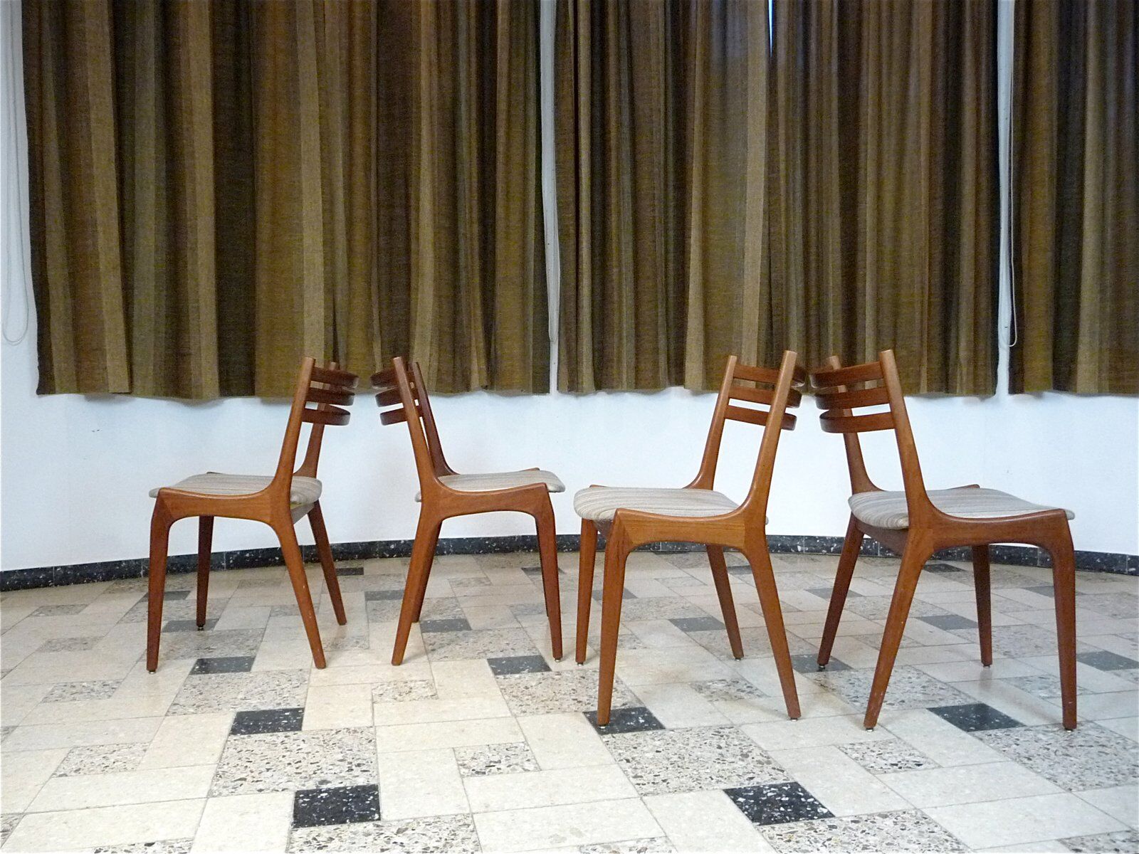 Ensemble de 4 chaises de salle à manger en teck scandinaves modernes, Danemark années 1960.